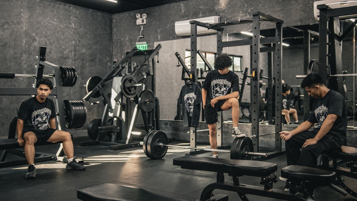 Grupo de alunos em aula coletiva de academia sorrindo e engajados, representando retenção e comunidade no negócio fitness